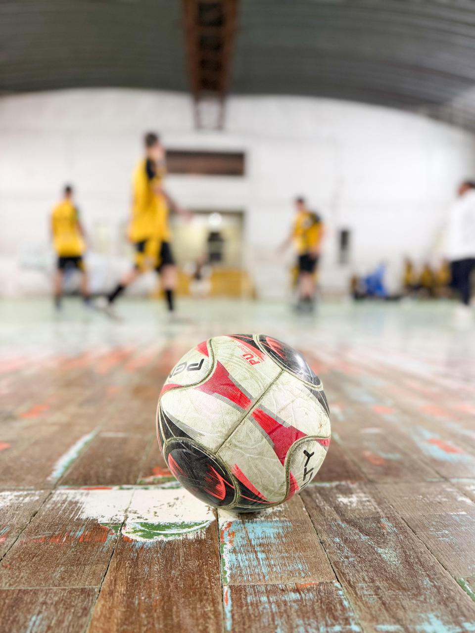 Coordenado pelo Turismo, Campeonato de Futsal começa com goleadas, ação solidária e três títulos em disputa