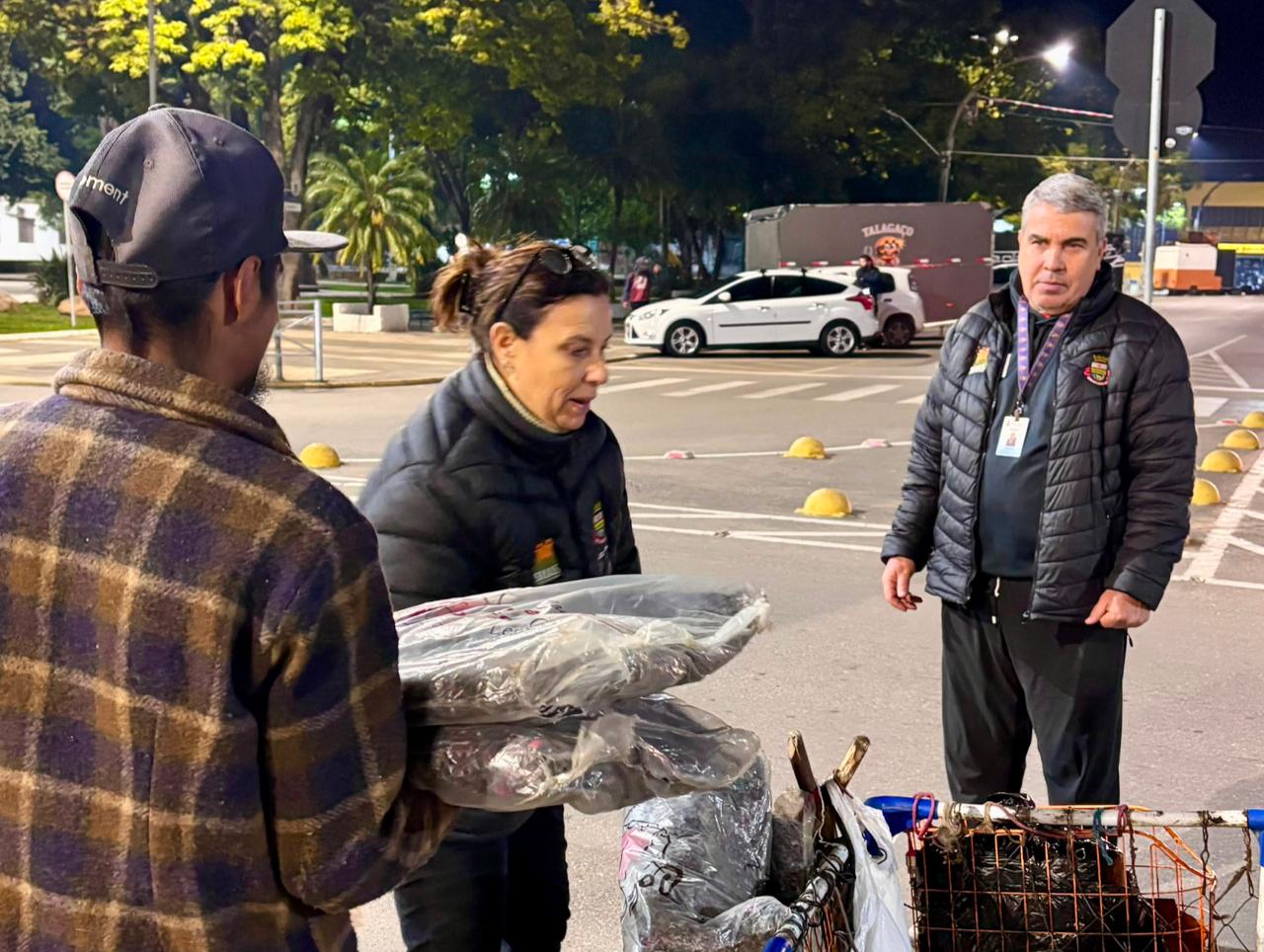 Secretaria de Assistência Social intensifica busca ativa e distribui cobertores a pessoas que não aceitam acolhimento em abrigo