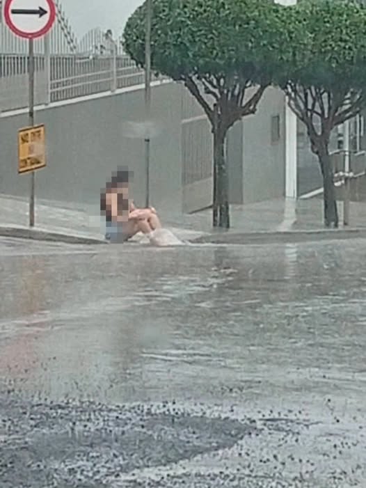 Cena de mulher na chuva chama atenção em Ijuí