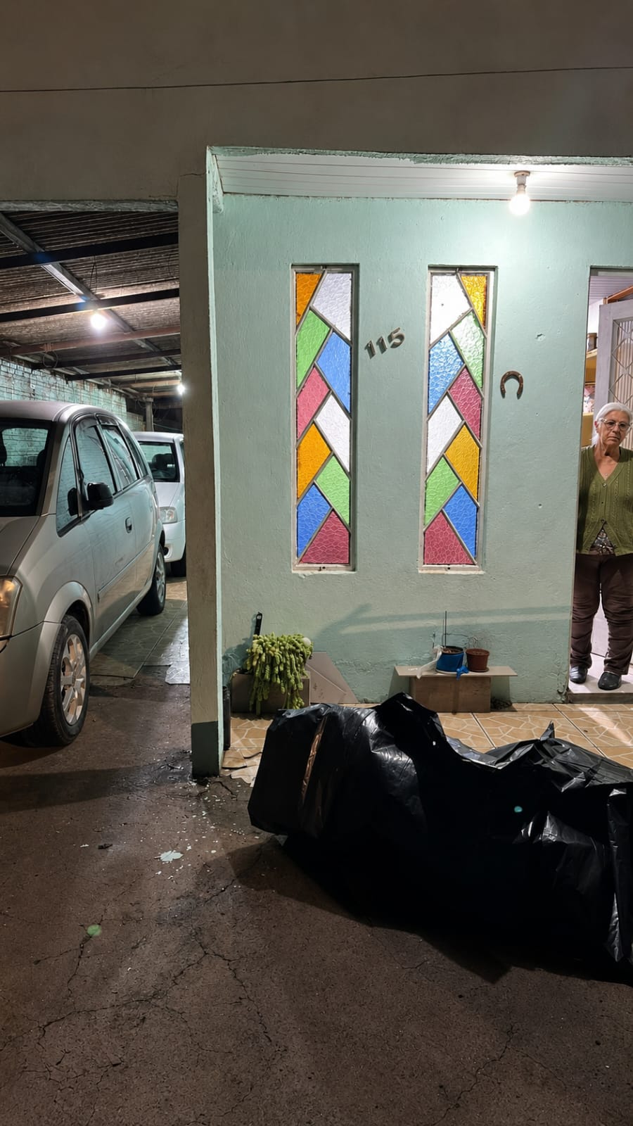 Prefeitura atende casas destelhadas com lonas após fortes ventos em São Gabriel; Defesa Civil mantém equipes de sobreaviso