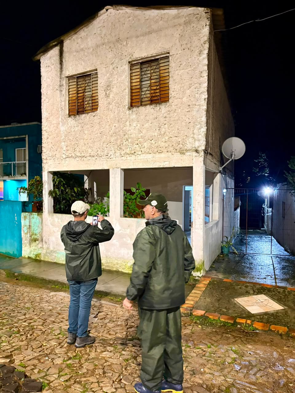 Defesa Civil mantém sobreaviso após ventania destelhar casas e derrubar árvores na cidade