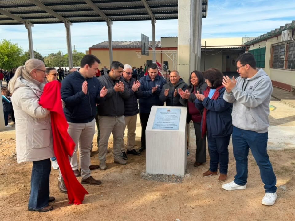 Prefeitura inaugura a cobertura da quadra da Escola João Goulart;  obra fortalece educação, esporte e convivência no Bairro Independência