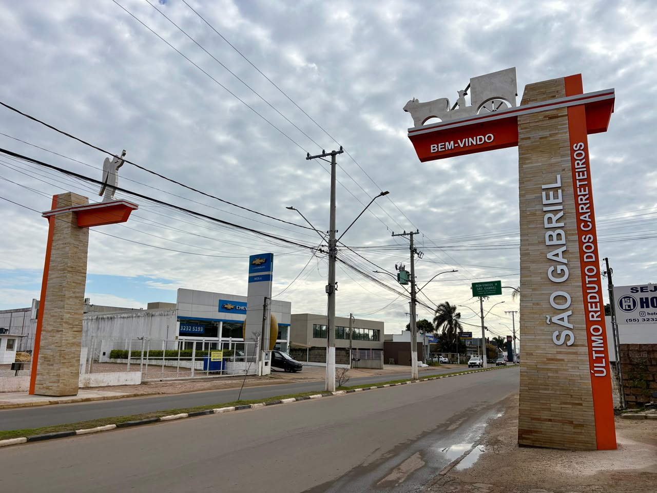 Prefeitura conclui pórtico de acesso a São Gabriel com homenagem aos carreteiros e valorização à proteção do Anjo Gabriel