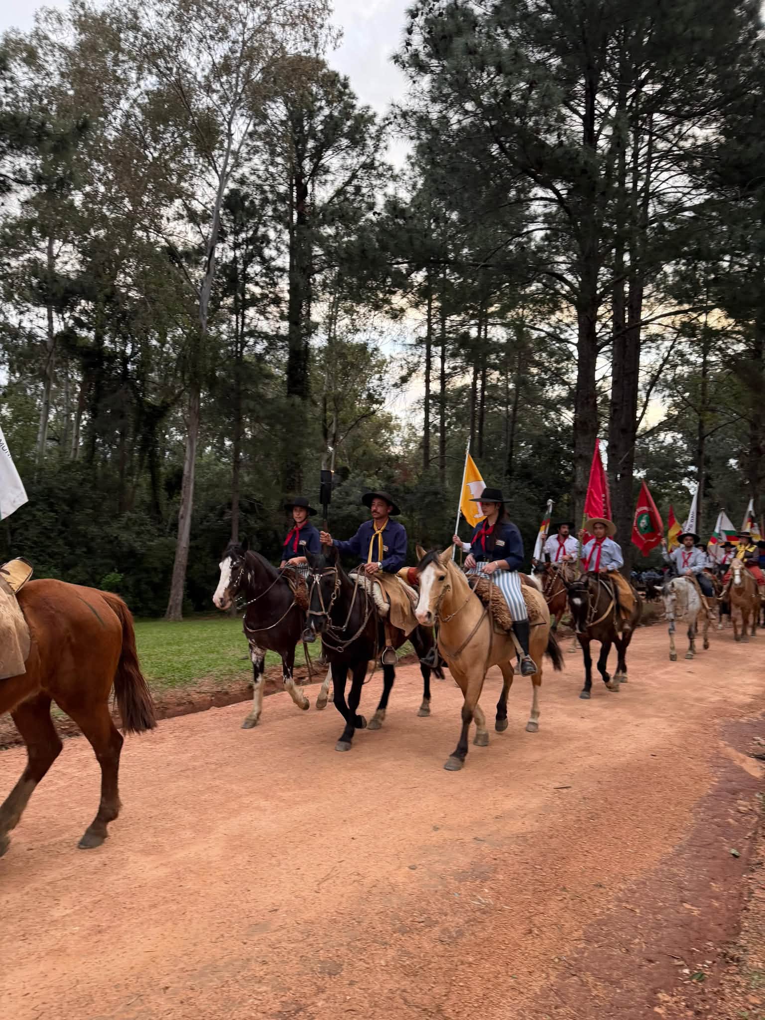 Chama Crioula chega a São Gabriel e reúne mais de 300 cavalarianos na condução do fogo pelas ruas da cidade