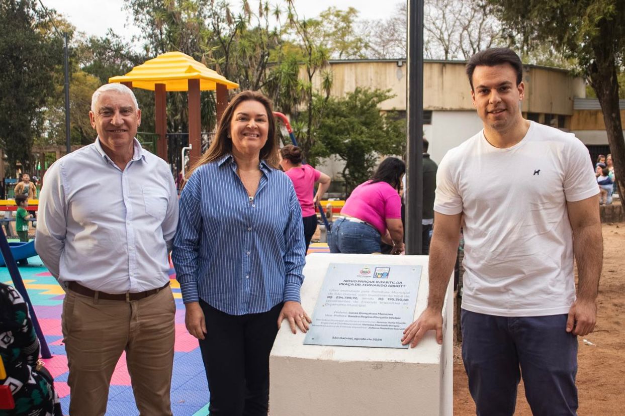 Prefeitura entrega novo parque infantil na Praça Dr. Fernando Abbott