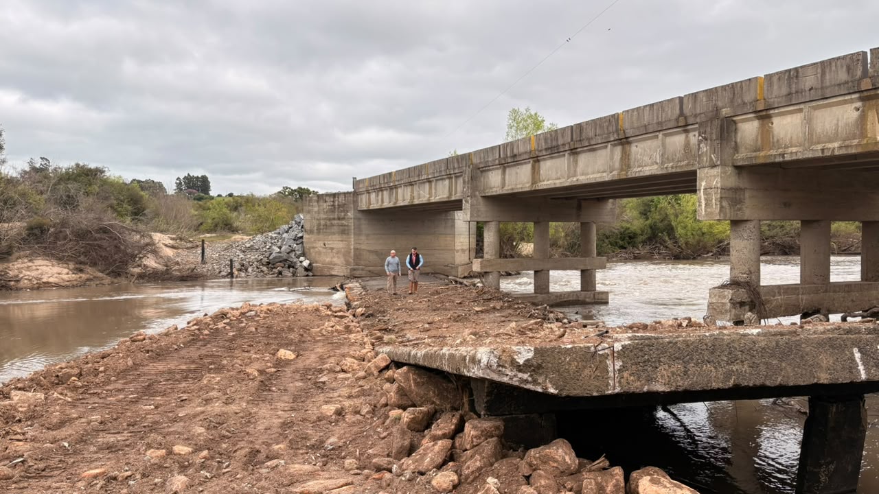 Prefeitura de São Gabriel acompanha a retirada da antiga ponte do Passo do Rocha Mobilização de São Gabriel e Vila Nova do Sul, com apoio do Governo do Estado, viabiliza remoção da estrutura que permaneceu no leito do rio após o desabamento