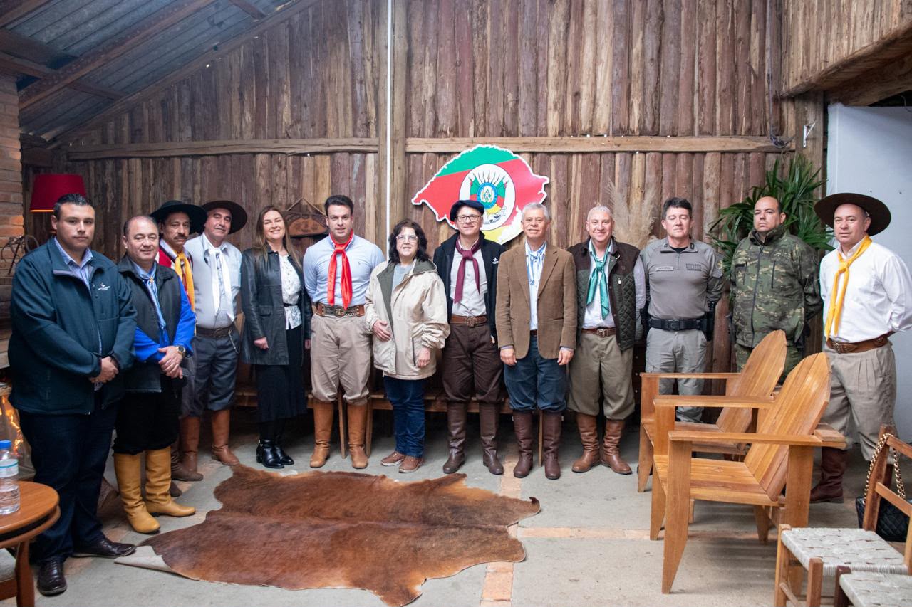 Encontro reuniu autoridades, profissionais de imprensa e representantes do tradicionalismo em um momento de confraternização e valorização da cultura gaúcha