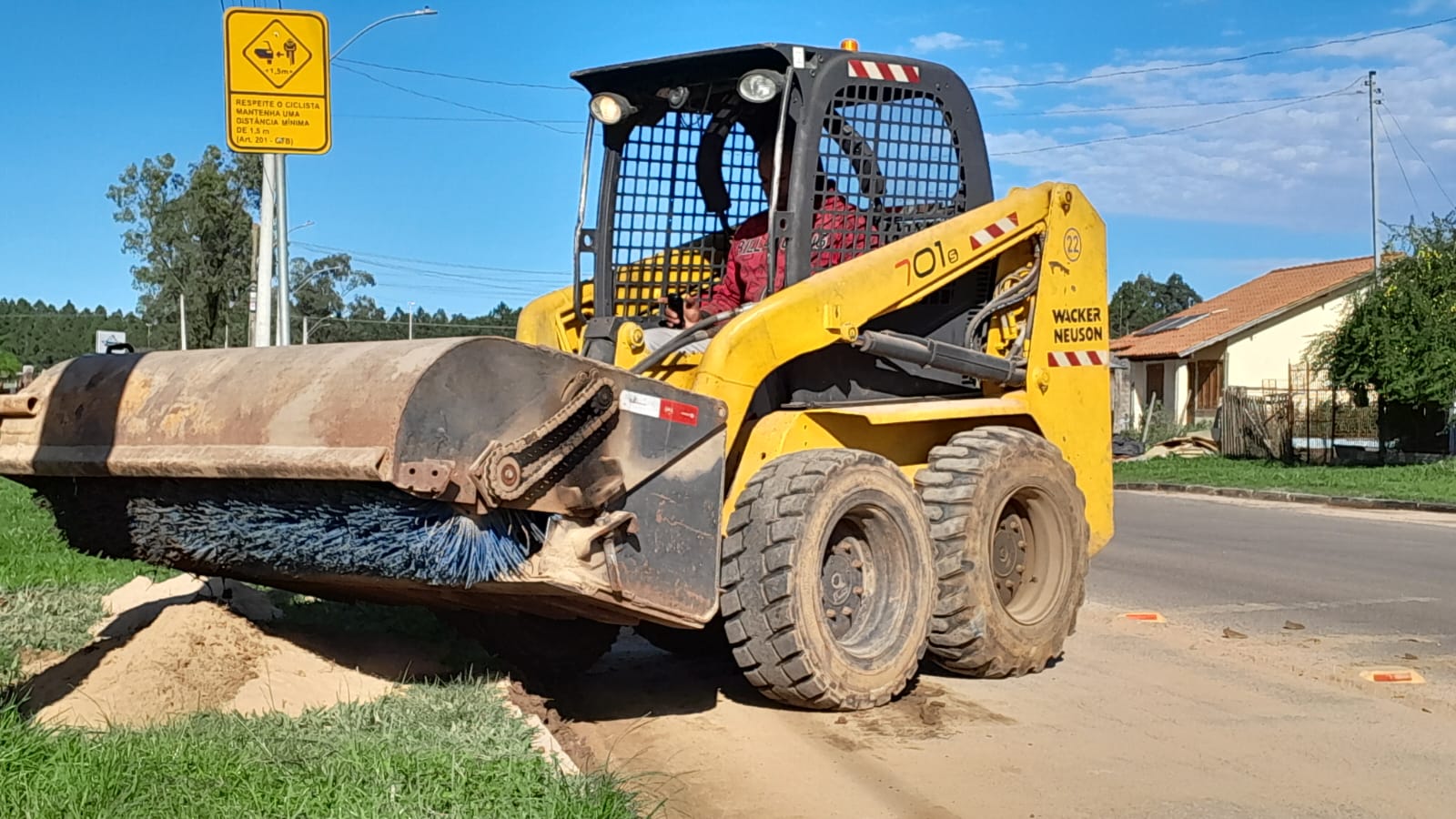 SERVIÇOS URBANOS ATUA NA LIMPEZA E MANUTEÇÃO DE VIAS NOS BAIRROS NOVO HORIZONTE E SÃO BENTO.