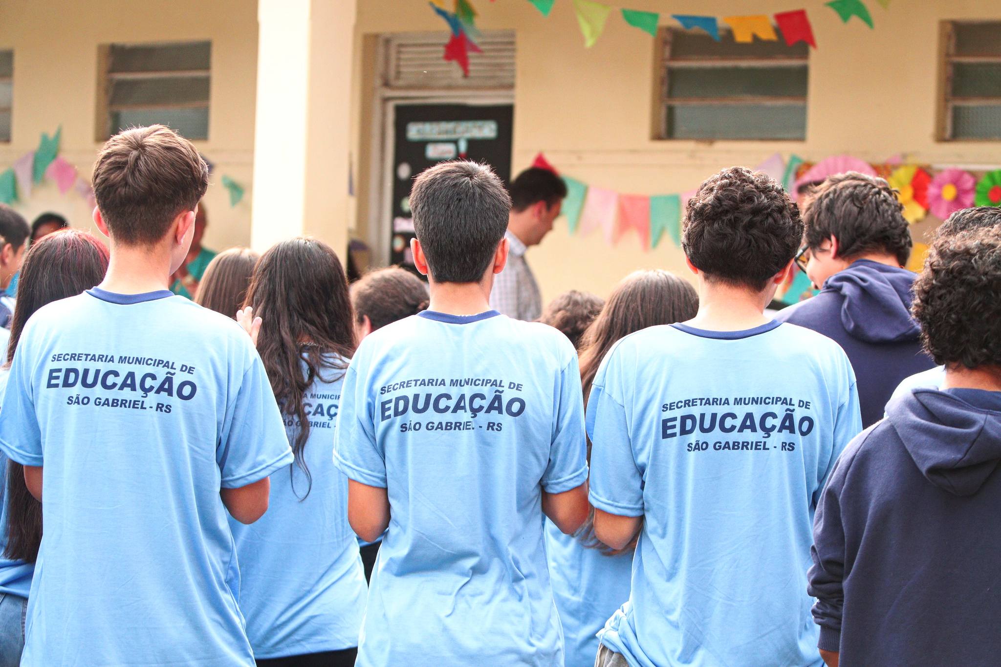 PREFEITURA ENTREGA NOVOS UNIFORMES ESCOLARES NA PRÓXIMA TERÇA.