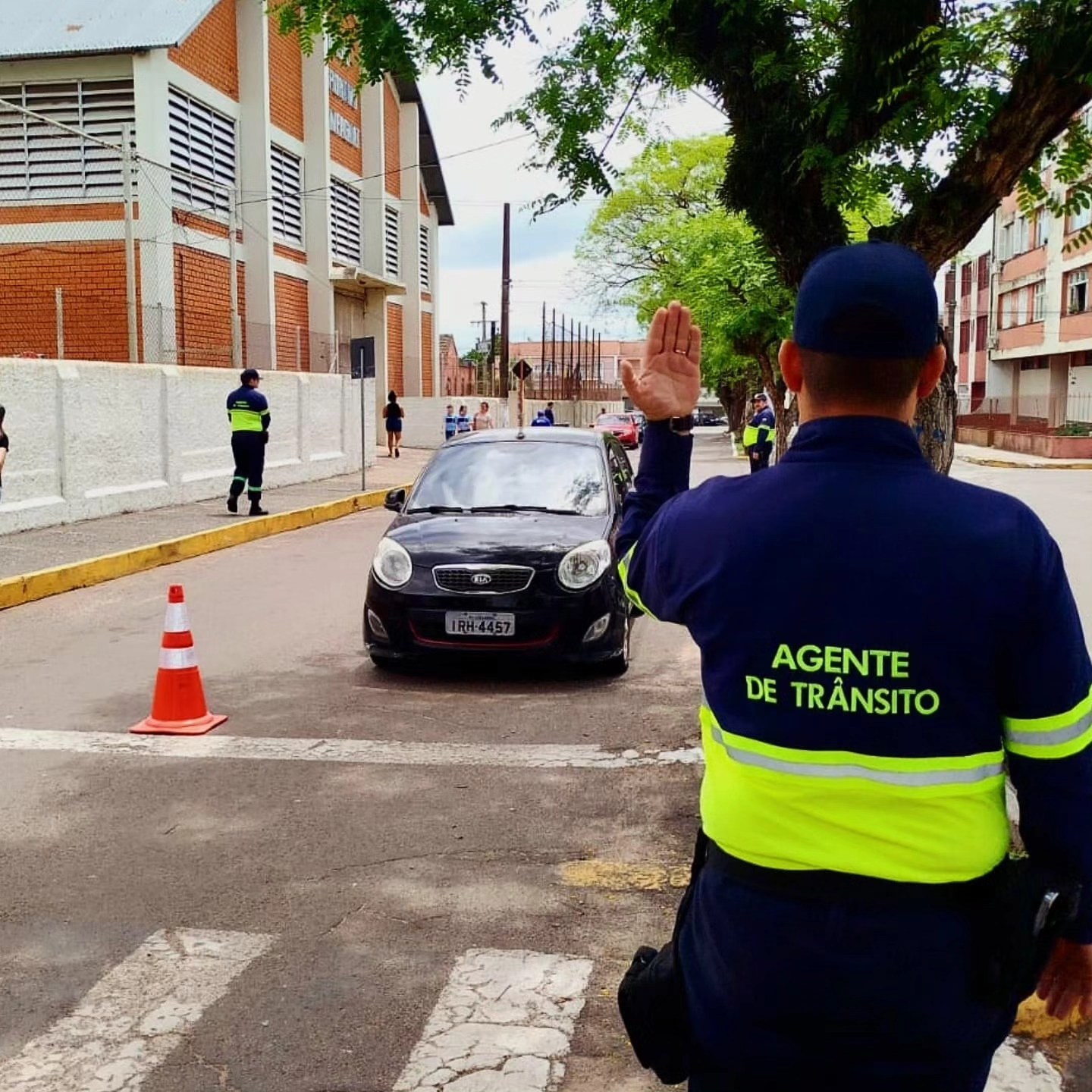 Uso do cinto é obrigatório   AGENTES DE TRÂNSITO AUXILIAM NO FLUXO DE VEÍCULOS.